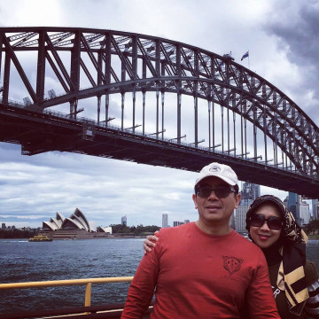 Meilanie Buitenzorgy, dosen IPB yang mengkritik ijazah Wapres Gibran, bersama suaminya, Zulfan Tadjoeddin. (Instagram @buitenzorgy)